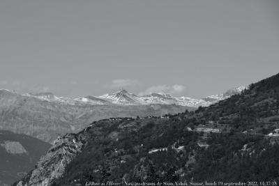 photographie “Le Jour ni l‘Heure 8942 : Nax, au-dessus de Sion, Valais, Suisse, lundi 19 septembre 2022, 14:37:18” par Renaud Camus — www.renaud-camus.net — Nax, Sion, Vernamiège, Valais, Suisse