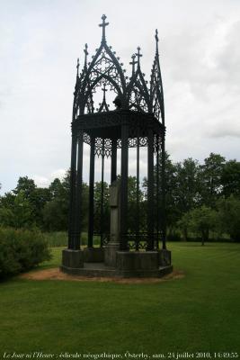 photographie “Le Jour ni l\'Heure 8677 : édicule néo-gothique, 1836, dans le parc du château d\'Osterbybruk, Uppland, où résida de 1917 à 1932 le peintre Bruno Liljefors, 1860-1939, samedi 24 juillet 2010, 14:49:55” par Renaud Camus — www.renaud-camus.net — manor, castle, castello, castillo, burg, schloss, Sverige, Sweden, Louis XVI, Gustave III, gustavien, gustavian, slot, demeures de l'esprit, painter, peinture, painting, animalier, dwellings of the mind, maisons d'artistes, artist's houses