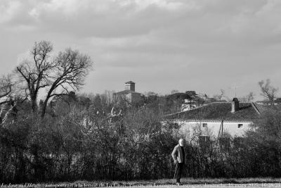 photographie “Le Jour ni l’Heure 1828 : autoportrait à la ferme de La Croix, Plieux, en Lomagne, Gascogne, dimanche 16 mars 2025, 16:28:24” par Renaud Camus — www.renaud-camus.net — autoportrait, Plieux, ferme de La Croix, château, Lomagne, En Lomagne, Gers, Gascogne