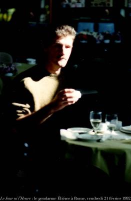 photographie “Le Jour ni l\'Heure : le gendarme Éliezer à Rome, piazza Colonna, vendredi 21 février 1992” par Renaud Camus — www.renaud-camus.net — homme, man, café, Roma, “Frédéric Delbarre”