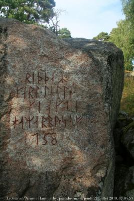 photographie “Le Jour ni l\'Heure 8463 : inscription pseudo-runique, 1758, sur un rocher dans le parc d\'Hammarby, maison de campagne de Carl von Linné, 1707-1778, près d\'Uppsala, Uppland, Suède, jeudi 22 juillet 2010, 17:04:53” par Renaud Camus — www.renaud-camus.net — house, botanique, botanist, taxinomie, taxinomy, taxinomiste, country house, maisons de savant, scientists' houses, science, XVIII, XVIIIe siècle, Age of Reason, siècle des Lumières, Demeures de l'esprit, Linnaeus