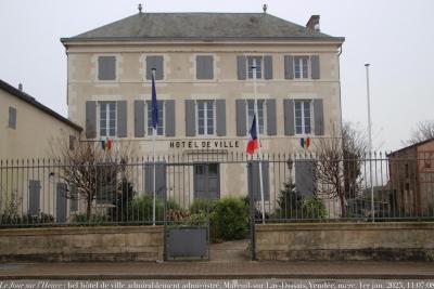 photographie “Le Jour ni l’Heure 9496 : bel hôtel de ville (c. 1840 ?) admirablement administré (bon, il y a les huisseries en pvc, mais bon…) à Mareuil-sur-Lay-Dissais, Vendée, Bas-Poitou, mercredi 1er janvier 2025, 11:07:08” par Renaud Camus — www.renaud-camus.net — Mareuil-sur-Lay-Dissais, mairie, hôtel de ville, Vendée, Bas-Poitou, enduit, crépi, contrevents, Louis-Philippe, “«, Arrêtez, le, massacre, !, », PVC, Renaud Camus, 1er janvier 2025