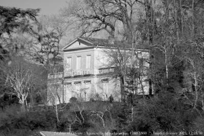 photographie “Le Jour ni l’Heure 3352 : Agen, villa néo-classique, 1780-1860 ?, lundi 6 février 2023, 12:18:30” par Renaud Camus — www.renaud-camus.net — Agen, Agenais, maison, villa, château, néoclassique, neoclassical, néoclassicisme, neoclassicism, coteau de l, patromoine, patrimoine, architecture, monument