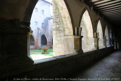 photographie “Le Jour ni l’Heure 2739 : cloître de l’abbaye de Roncevaux (Ronscesvalles), XIVe s., détruit sous le poids de la neige et recontruit au XVIIe s., Navarre, Espagne, mercredi 28 août 2024, 17:28:17” par Renaud Camus — www.renaud-camus.net — Roncevaux, Roncesvalles, cloître, claustro, monastère, monasterio, Navarre, Navarra, Espagne, Spain, Espanha, Espana