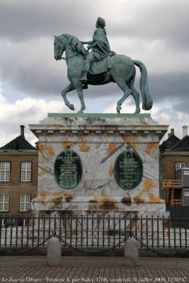 photographie “Le Jour ni l\'Heure 3509 : statue, 1768, de Frédéric V, 1723-1766, roi de Danemark et de Norvège de 1746 à sa mort, par François Joseph Salvy, 1717-1776, vendredi 31 juillet 2009, 12:49:42” par Renaud Camus — www.renaud-camus.net — sculpture, equestrian statue, Frederik, Frederik V, Frederick V, king, kong, Danmark, Denmark, XVIII, XVIIIe siècle, XVIIIth century, Age of Reason, Siècle des Lumières, baroque, barocco, horse, cheval, palais, palace, slot, København