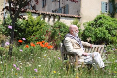 photographie “Le Jour ni l’Heure 5668 : autoportrait sur la terrrasse du château du Lac, Le Monestier, Livradois, Puy-de-Dôme, Auvergne, vendredi 27 mai 2022, 12:13:02” par Renaud Camus — www.renaud-camus.net — autoportrait, Le Lac, château du Lac, Le Monestier, Ambert, Livradois, Puy-de-Dôme, Auvergne, jardin, terrasse