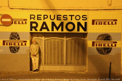 photographie “Le Jour ni l’Heure 1606 : autoportrait aux Pièces de rechange Ramon, Burgo de Osma, province de Soria, Vieille-Castille, Espagne, dimanche 25 août 2024, 04:14:01” par Renaud Camus — www.renaud-camus.net — autoportrait, autoritratto, autoretrato, selfportrait, selbstbildnis, El Burgo de Osma, Osma, Ramon, pièces de rechange, repuestos, repuestos Ramon, Espagne, province de Soria, Spain, Espanha, nuit, nocturne, dimanche 25 août 2024