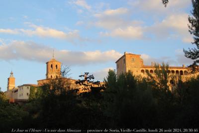 photographie “Le Jour ni l’Heure 2196 : Un soir dans Almazan (San Vincente, San Miguel, palacio Hurtado de Mendoza)— province de Soria, Vieille-Castille, lundi 26 août 2024, 20:30:46” par Renaud Camus — www.renaud-camus.net — Almazan, galerie, Hurtado de Mendoza, palacio Hurtado de Mensoza, San Miguel, San Vincente, Douro, Duero, Soria, province de Soria, Castille, Vieille-Castille, Espagne, Spain, Espanha