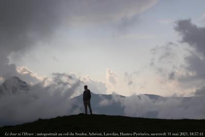 photographie “Le Jour ni l‘Heure 6715 : autoportrait au col du Soulor, Arbéost, Lavedan, Hautes-Pyrénées, mercredi 31 mai 2023, 18:57:41” par Renaud Camus — www.renaud-camus.net — autoportrait, selfportrait, autoritratto, selbstbildnis, autoportrait au col de Soulor, Soulor, Arbéost, Hautes-Pyrénées, Arrens-Marsous, Lavedan