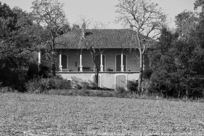 photographie “Le Jour ni l’Heure 9403 : belle maison, c. 1910 (?), “Boubées”, Gimbrède, Gers, Gascogne, dimanche 9 octobre 2022, 16:14:42” par Renaud Camus — www.renaud-camus.net — Boubées, Gimbrède, Gers, Gascogne, maison, belle maison, galerie, colonnes, architecture, architecture vernaculaire