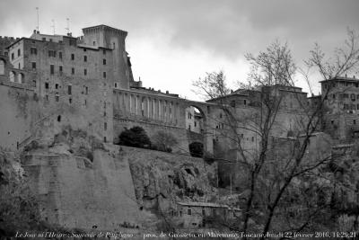 photographie “Le Jour ni l’Heure 0859 : Souvenir de Pitigliano — province de Grosseto, dans la Maremme toscane, lundi 22 février 2016, 14:29:21” par Renaud Camus — www.renaud-camus.net — Pitigliano, Grosseto, Maremme, Toscane, Toscana, La Piccola Jerusalem, Le Petite Jérusalem, Italie, Italia, pont, ville