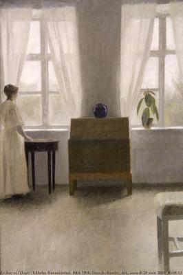 photographie “Le Jour ni l\'Heure 0473 : Vilhelm Hammershøi, 1864-1916, I Sängkammaren, Dans la chambre, In the Bedroom, dét., musée des Beaux-Arts de Gothembourg, Suède, samedi 28 août 2010, 16:08:43” par Renaud Camus — www.renaud-camus.net — tableau, painting, peintre, peinture, danois, dansk, Danemark, Denmark, Danmark, museum, Sverige, Sweden, silence, femme, jeune femme, lady, woman, young woman, fenêtre, window