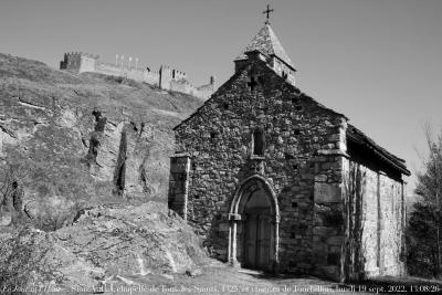 photographie “Le Jour ni l’Heure 8906 : chapelle de Tous-les-Saints, 1325, entre Valère et Tourbillon (en haut à gauche), Sion, Valais, lundi 19 septembre 2022, 13:08:26” par Renaud Camus — www.renaud-camus.net — Sion, Valais, Valère, Tourbillon, Tous-les-Saints, chapelle de Tous-les-Saints, Suisse, chapelle