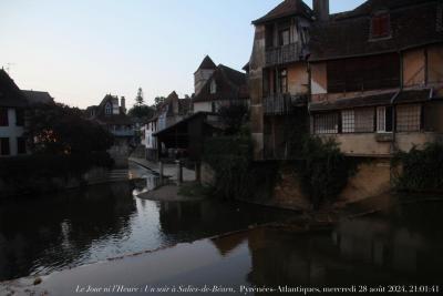 photographie “Le Jour ni l’Heure 2789 : Un soir à Salies-de-Béarn, Pyrénées-Atlantiques, mercredi 28 août 2024, 21:01:41” par Renaud Camus — www.renaud-camus.net — Salies, Salies-de-Béarn, Béarn, Paul-Jean Toulet, Pyrénées-Atlantiques, Saleys, le Saleys, 2! août 2024, La Jeune Fille verte