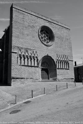 photographie “Le Jour ni l’Heure : église Saint-Saturnin (San Saturnino), 1260-1300, Artajona, Navarre, Espagne, jeudi 10 août 2023, 16:01:41” par Renaud Camus — www.renaud-camus.net — Artajona, iglesia, San Saturnino, Saint-Saturnin, église, gothique, forteresse, iglesia-fortalezza, église fortifiée, Navarre, Navarra, Espagne, Spain, Espanha