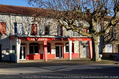 photographie “Le Jour ni l’Heure 3446 : La Vie comme à Layrac, Lot-et-Garonne, Agenais, lundi 6 février 2023, 16:46:09” par Renaud Camus — www.renaud-camus.net — Layrac, La Vie comme à Layrac, Welcome, Le Welcome, brasserie, hôtel, Lot-et-Garonne, Agenais, En Agenais, Brulhois