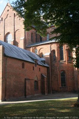 photographie “Le Jour ni l\'Heure 6132 : transept sud et abside romans de la cathédrale de Roskilde, c. 1150, Seeland (Sjælland), Danemark, dimanche 30 août 2009, 17:12:11” par Renaud Camus — www.renaud-camus.net — cathedral, Absalon, évêque, bishop, rois, kings, kongs, monarchie, monarchy, Sjælland, Denmark, Danmark, roman, romane, romanesque, romanesco, romanico