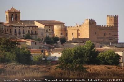 photographie “Le Jour ni l’Heure 2175 : La Place du mort — vue de Monteagudo de las Vicarias, province de Soria, en Vieille-Castille, royaume d’Espagne, lundi 26 août 2024, 19:25:05” par Renaud Camus — www.renaud-camus.net — Monteagudo, Monteagudo de las Vicarias, La Place du Mort, Place du mort, Soria, province de Soria, provincia de Soria, Vieille-Castille, Castilla y Leon, Castilla, Castille, Espana, Espanha, Spain, Espagne, château, castillo