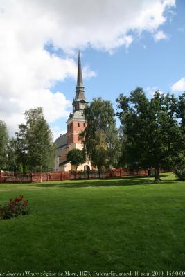 photographie “Le Jour ni l\'Heure 0001 : église de Mora, XIIIe s.-1673, face à la maison d\'Anders Zorn, en Dalécarlie, Dalarna, Suède, mardi 10 août 2010, 14:30:09” par Renaud Camus — www.renaud-camus.net — church, kyrk, kirk, kirke, Zorn, Sverige, Sweden