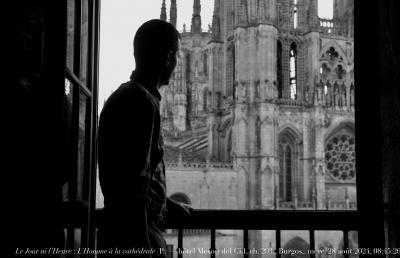 photographie “Le Jour ni l’Heure 1651 : L’Homme à la cathédrale (P.) — hôtel Meson del Cid, ch. 203, Burgos, Vieille-Castille, mercredi 28 août 2024, 08:45:26” par Renaud Camus — www.renaud-camus.net — Burgos, Meson del Cid, L’Homme à la cathédrale, cathédrale, cathédrale de Burgos, Pierre, Castille, Espagne, fenêtre, hôtel, hôtel Meson del Cid