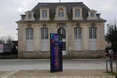 photographie “Le Jour ni l’Heure 8373 : « Arrêtez le massacre ! », Lorient , pavillon Gabriel, 1742, rarissime survivant de la grande époque de la ville, gâché par d’affreux panneaux, samedi 28 décembre 2024, 12:27:55” par Renaud Camus — www.renaud-camus.net — « Arrêtez le massacre ! », Lorient, pavillon Gabriel, hôtel Gabriel, Jacques-Ange Gabriel, panneau, panneaux lumineux, sursignalisation, signalisation, vandalisme