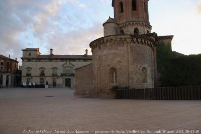 photographie “Le Jour ni l’Heure 2206 : Un soir dans Almazan — palais Hurtado de Mendoza, XVIe s., et église San Miguel, XIIe s. — province de Soria, Vieille-Castille, royaume d’Espagne, lundi 26 août 2024, 20:43:40” par Renaud Camus — www.renaud-camus.net — Ajmazan, palacio Hurtado de Mendoza, San Miguel, iglesia, palacio, plaza Mayor, Soria, province de Soria, provincia de Soria, Castille, Duero, Castilla y Leon, Castilla, palais, Castille romane, romanico, romanica, Espagne, Espanha, Spain, Un soir dans Almanza