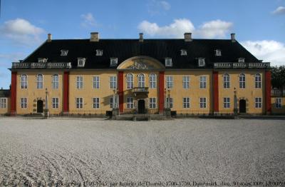 photographie “Le Jour ni l\'Heure 6159 : château de Ledreborg, 1740-1745, oeuvre de Lauritz de Thurah, 1706-1759, près de Lejre, au sud de Roskilde, Seeland (Sjælland), Danemark, dimanche 30 août 2009, 18:00:59” par Renaud Camus — www.renaud-camus.net — castle, castello, castillo, slot, schloss, burg, baroque, XVIII, XVIIIe siècle, XVIIIth century, Siècle des Lumières, Age of Reason, Christian VI, Denmark, Danmark