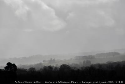 photographie “Le Jour ni l’Heure 9929 : L’Hiver — Fenêtre de la bibiiothèque, Plieux, en Lomagne, Gers, Gascogne, jeudi 9 janvier 2025, 15:13:33” par Renaud Camus — www.renaud-camus.net — L’Hiver, Fenêtre de la bibliothèque, Lomagne, En Lomagne, Gers, Gascogne