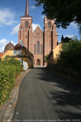 photographie “Le Jour ni l\'Heure 6118 : cathédrale de Roskilde, XIIe-XVIIe s., Seeland (Sjælland), Danemark, dimanche 30 août 2009, 17:02:32” par Renaud Camus — www.renaud-camus.net — cathedral, Absalon, évêque, bishop, rois, kings, kongs, monarchie, monarchy, Sjælland, Denmark, Danmark