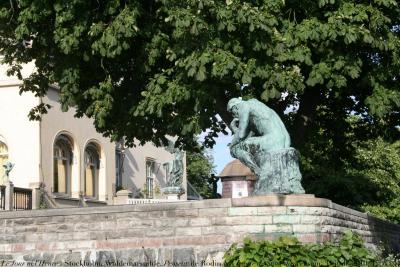 photographie “Le Jour ni l\'Heure 0078 : Stockholm, Waldemarsudde, 1903, demeure du prince Eugène de Suède, peintre, 1865-1947 — Le Penseur de Rodin et la Victoire de Samothrace, samedi 31 juillet 2010, 15:” par Renaud Camus — www.renaud-camus.net