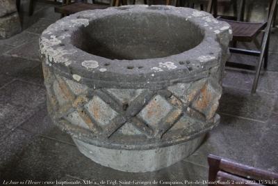 photographie “Le Jour ni l’Heure 4283 : cuve baptismale, XIIe s., de l’église Saint-Georges-de-Compains, Puy-de-Dôme, Auvergne, lundi 2 mai 2022, 15:53:16” par Renaud Camus — www.renaud-camus.net — Compains, église de Compains, église, Saint-Georges, église Saint-Georges de Compains, Artense, Cézallier, cuve baptismale, baptistère, roman, romane, cuve romane, baptistère roman, Puy-de-Dôme, Auvergne