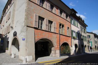 photographie “Le Jour ni l’Heure 8644 : belle maison, XVe-XIXe s. (?), à Coppet, canton de Vaud, Suisse, vendredi 16 septembre 2022, 13:24:12” par Renaud Camus — www.renaud-camus.net — Coppet, maison, belle maison, Vaud, canton de Vaud, Suisse, architecture, architecture vernaculaire