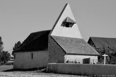 photographie “Le Jour ni l’Heure 0757 : église Saint-Laurent (parfois de l’Assomption) de Boucoue, XVe-XVIe s., Poursiugues-Boucoue, Béarn, Pyrénées-Atlantiques, mercredi 21 août 2024, 18:16:55” par Renaud Camus — www.renaud-camus.net — Boucoue, Poursiugues-Boucoue, Boucou, église, église Saint-Laurent, église de l’Assomption, Béarn, chapelle, Pyrénées-Atlantiques