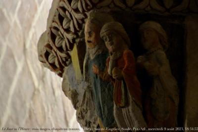 photographie “Le Jour ni l’Heure : rois mages, chapiteau roman, XIIe s., église de Sainte-Engrâce, dans la Soule, Pyrénées-Atlantiques, mercredi 9 août 2023, 18:34:55” par Renaud Camus — www.renaud-camus.net — chapiteau, roman, chapiteau roman, mages, rois mages, rois, romane, église romane, art roman, Sainte-Engrâce, Soule, Pyrénées, Pyrénées-Atlantiques