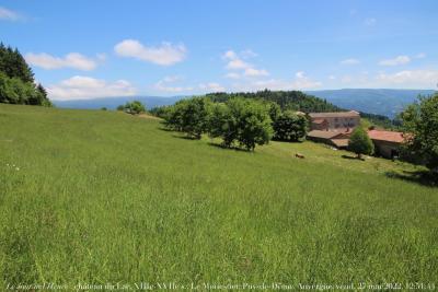 photographie “Le Jour ni l’Heure 5669 : château du Lac, XIIIe-XVIIe s., Le Monestier, Livradois, Puy-de-Dôme, Auvergne, vendredi 27 mai 2022, 12:51:44” par Renaud Camus — www.renaud-camus.net