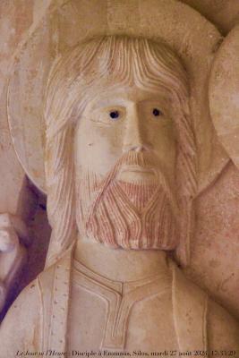 photographie “Le Jour ni l’Heure 2481 : Premier maître de Silos, relief de la rencontre à Emmaüs, un des disciples, cloître de Santo Domingos de Silos, province de Soria, Castille, mardi 27 août 2024, 17:33:29” par Renaud Camus — www.renaud-camus.net — Silos, Santo Domingo de Silos, Maître de Silos, Premier Maître de Silos, Emmaüs, La Rencontre à Emmaüs, disciple, roman, romane, sculpture romane, homme, visage, barbe, barbu, romanico, romanesco, abbaye, monastère, Burgos, Castille, Castille romane