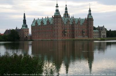 photographie “Le Jour ni l\'Heure 3674 : château royal de Frederiksborg, 1599-1622, Hillerød, Danemark, samedi 1er août 2009, 19:42:55” par Renaud Camus — www.renaud-camus.net — castle, burg, schloss, slot, kong, king, castello, castillo, Christian IV, Renaissance, Denmark, Danmark, réflection, lac, lake, douves, moat