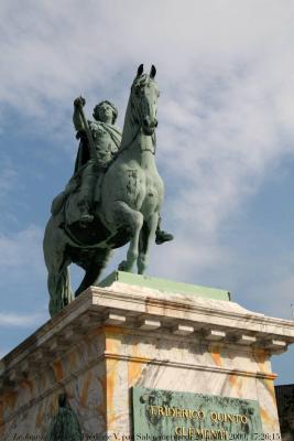 photographie “Le Jour ni l\'Heure 3367 : statue équestre, 1768, de Frédéric V, 1723-1766, roi de Danemark et de Norvège de 1746 à sa mort, par François Joseph Salvy, 1717-1776, palais d\'Amalienborg, Copenhague, mercredi 29 juillet 2009, 17:25:35” par Renaud Camus — www.renaud-camus.net — sculpture, equestrian statue, Frederik, Frederik V, Frederick V, king, kong, Danmark, Denmark, XVIII, XVIIIe siècle, XVIIIth century, Age of Reason, Siècle des Lumières, baroque, barocco, horse, cheval, palais, palace, slot, København