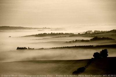 photographie “Le Jour ni l’Heure 9250 : Avant dissipation des brumes matinales — Grand Paysage avec un château (Fieux) — Fenêtre de la chambre, Plieux, Gers, lundi 9 septembre 2013, 07:38:12” par Renaud Camus — www.renaud-camus.net — landscape, brumes matinales, castle, bedroom’s window, fog, Gascony