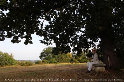 photographie “Le Jour ni l’Heure : autoportrait au banc de Bismarck, Le Cassé, Plieux, Gers, dimanche 3 septembre 2023, 19:31:35” par Renaud Camus — www.renaud-camus.net — autoportrait, Bismarck, banc de Bismarck, Casse, Cassé, Plieux