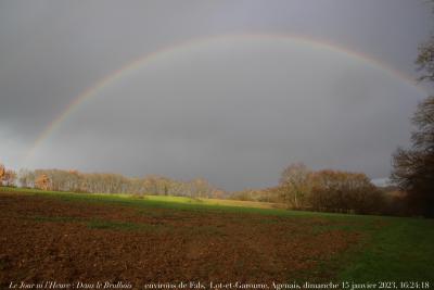 photographie “Le Jour ni l’Heure 2600 : Dans le Brulhois — environs de Fals, Lot-et-Garonne, Agenais, dimanche 15 janvier 2023, 16:24:18” par Renaud Camus — www.renaud-camus.net — Fals, Cuq, Brulhois, Agenais, Lot-et-Garonne, paysage, arc-en-ciel, Gascogne