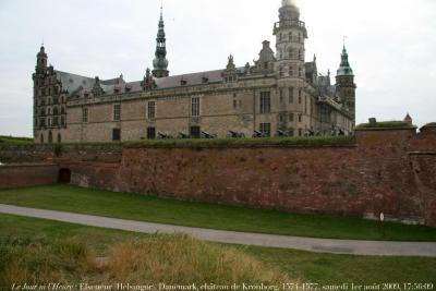 photographie “Le Jour ni l\'Heure 3640 : Elseneur (Helsingør, Elsinor), château de Kronborg, construit de 1574 à 1577 pour Frédéric II par Hans Van Paeschen & Antonius Van Opberger et restauré au XVIIe s. par Christian IV, samedi 1er août 2009, 17:56:09” par Renaud Camus — www.renaud-camus.net — castle, castello, castillo, burg, schloss, palais, palace, royal, tour tower, Hamlet, Shakespeare, Øresund, Denmark, Danmark, Danemark