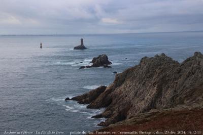 photographie “Le Jour ni l’Heure 8655 : La Fin de la Terre — pointe du Raz, Finistère, en Cornouaille, Bretagne, dimanche 29 décembre 2024, 14:12:11” par Renaud Camus — www.renaud-camus.net — pointe du Raz, La Fin de la Terre, Lescoff, Quimper, Finistère, cap, péninsule, Raz, Cornouaille, Bretagne, rochers, mer, océan, océan atlantique, Sein, île de Sein, Plogoff