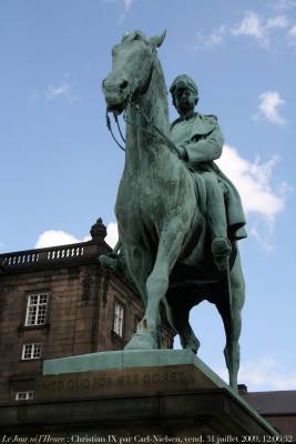 photographie “Le Jour ni l\'Heure 3480 : statue, 1927, du roi Christian IX de Danemark, 1818-1863-1906, par Anne-Marie Carl-Nielsen, 1863-1945, épouse du compositeur Carl Nielsen, 1865-1931, vendredi 31 juillet 2009, 12:06:32” par Renaud Camus — www.renaud-camus.net — king, kong, sculpture, sculptor, sculptress, statue équestre, Danmark, Denmark