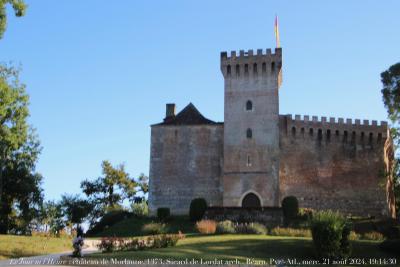 photographie “Le Jour ni l’Heure 0779 : château de Morlanne, construit en 1373 pour Gaston-Phébus par l’architecte Sicard de Lordat, av. 1316-1383 (?), Béarn, Pyrénées-Atlantiques, mercredi 21 août 2024, 19:14:30” par Renaud Camus — www.renaud-camus.net — Morlanne, Morlannes, Ritter, château de Morlanne, Béarn, Sicard de Lordat, architecte, Gaston-Phébus, Foix-Béarn, Pyrénées-Orientales