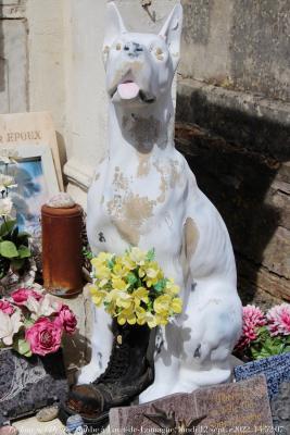 photographie “Le Jour ni l’Heure 8545 : tombe au cimetière de Lavit-de-Lomagne, Tarn-et-Garonne, lundi 12 septembre 2022, 14:52:07” par Renaud Camus — www.renaud-camus.net — Lavit, Lavit-de-Lomagne, Tarn-et-Garonne, Occitanie, cimetière, churchyard, chien, dogue, dog, danois