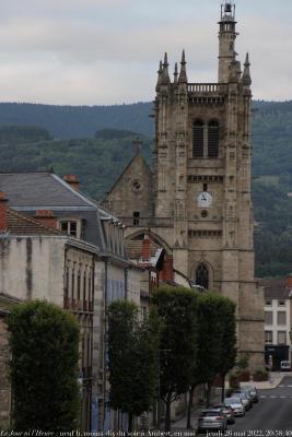 photographie “Le Jour ni l’Heure 5612 : neuf heures moins dix du soir à Ambert, en mai (église Saint-Jean, vue d’un balcon de l’hôtel La Chaumière, jeudi 26 mai 2022, 20:58:40” par Renaud Camus — www.renaud-camus.net — Ambert, église Saint-Jean, La Chaumière, neuf heures moins dix du soir à Ambert, Puy-de-Dôme, Auvergne, printemps, hôtel, hôtel La Chaumière, Renaud