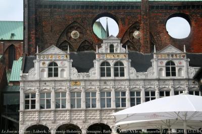 photographie “Le Jour ni l\'Heure 7479 : Lubeck, Schleswig-Holstein, Allemagne — le Rathaus, hôtel de ville, XIIIe-XVIe s., dimanche 11 juillet 2010, 17:17:04” par Renaud Camus — www.renaud-camus.net — Lubeck, Germany, Deutschland, city hall, architecture, gothique, gothic, Renaissance, mairie