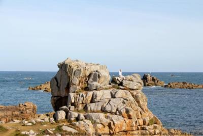 photographie “Le Jour ni l’Heure 8897 : autoportrait à Pors-Hir, Plougrescant, Côtes-d’Armor, Bretagne, dimanche 1er septembre 2013, 11:08:42” par Renaud Camus — www.renaud-camus.net — selfportrait, autoritratto, rocher, rock, mer, sea, Manche, pointe du château