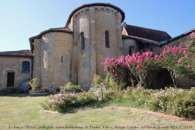 photographie “Le Jour ni l’Heure 0742 : collégiale Saint-Barthélémy de Pimbo, XIIe s., dans le Tursan, Landes, mercredi 21 août 2024, 17:53:11” par Renaud Camus — www.renaud-camus.net — Pimbo, collégiale, église, église de Pimbo, abside, Tursan, Landes, roman, romane, église romane, Gascogne